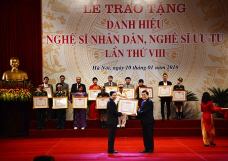 ປະທານປະເທດເຈືອງເຕີນຊາງເຂົ້າຮ່ວມພິທີມອບນາມມະຍົດນັກສິລະປິນປະຊາຊົນ,ນັກສິລະປິນດີເດັ່ນ