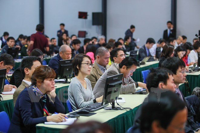 ນັກຂ່າວພາຍໃນປະເທດແລະສາກົນກຽມພ້ອມໃຫ້ຂ່າວກ່ຽວກັບກອງປະຊຸມໃຫຍ່ຄັ້ງທີ12ຂອງພັກ