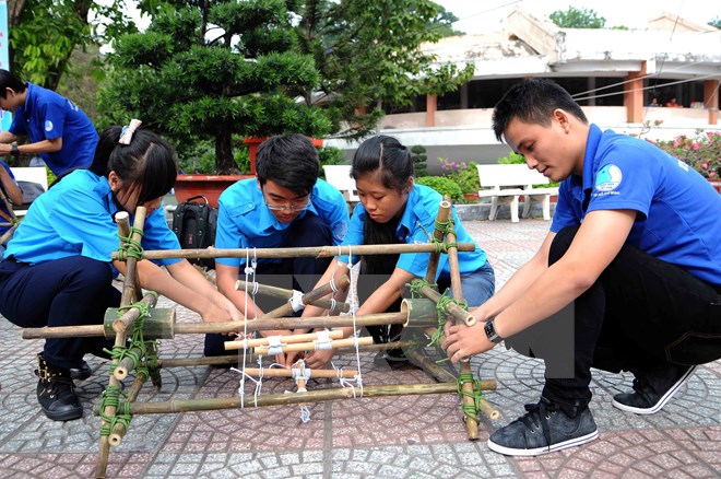 ໄວໜຸ່ມຫວຽດນາມກ້າວຂຶ້ນຢ່າງໝັ້ນຄົງພາຍໃຕ້ທຸງພັກ