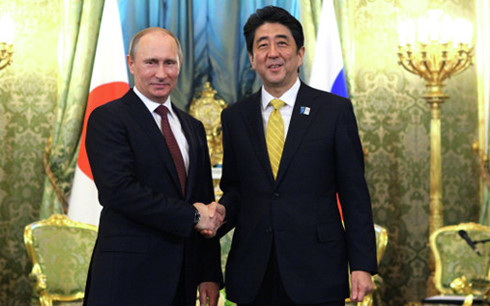 ນາຍົກລັດຖະມົນຕີຍີ່ປຸ່ນແລະປະທານາທິບໍດີລັດເຊຍໂອ້ລົມທາງໂທລະສັບກ່ຽວກັບບັນດາບັນຫາສາກົນ