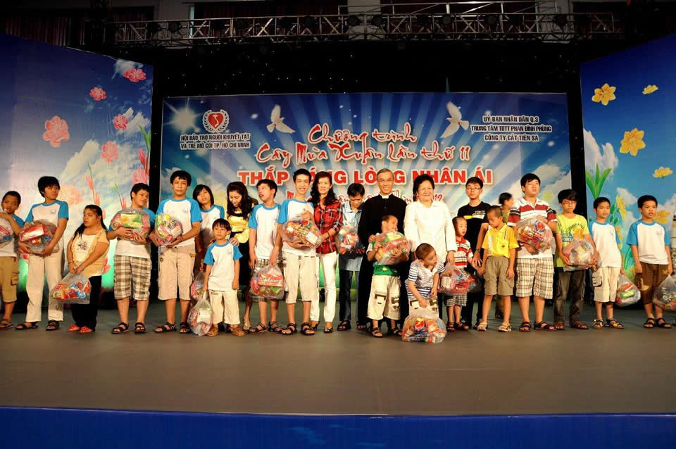 ນະຄອນໂຮ່ຈີມິນມອບຂອງຂວັນປີໃໝ່2000ພູດໃຫ້ແກ່ຄົນພິການແລະເດັກກຳພ້າ