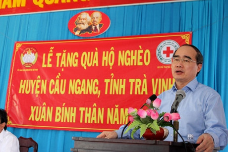 ປະທານຄະນະກຳມະການແນວໂຮມປະເທດຊາດມອບຂອງຂວັນບຸນເຕັດໃຫ້ຄອບຄົວທຸກຍາກຢູ່ແຂວງຈ່າວີງ