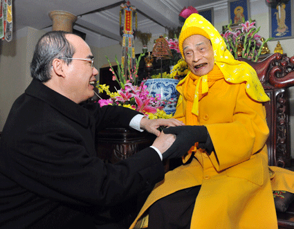 ການນຳສູນກາງແນວໂຮມປະເທດຊາດຫວຽດນາມລົງອວຍພອນປີໃໝ່ພະອາຈານມະຫາ ທິກໂຝເຕ້ວ