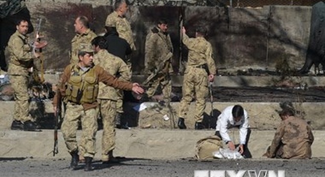 ການວາງລະເບີດສະຫລະຊີບຢູ່ອາບການິສະຖານເຮັດໃຫ້ຫລາຍຄົນຖືກບາດເຈັບແລະເສຍຊີວິດ