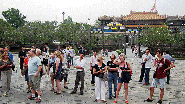 ແຂກທ່ອງທ່ຽວມາຢ້ຽມຢາມນະຄອນເຫ້ວ,ແຄງຮ່ວາເພີ່ມຂຶ້ນສູງໃນໂອກາດບຸນເຕັດ