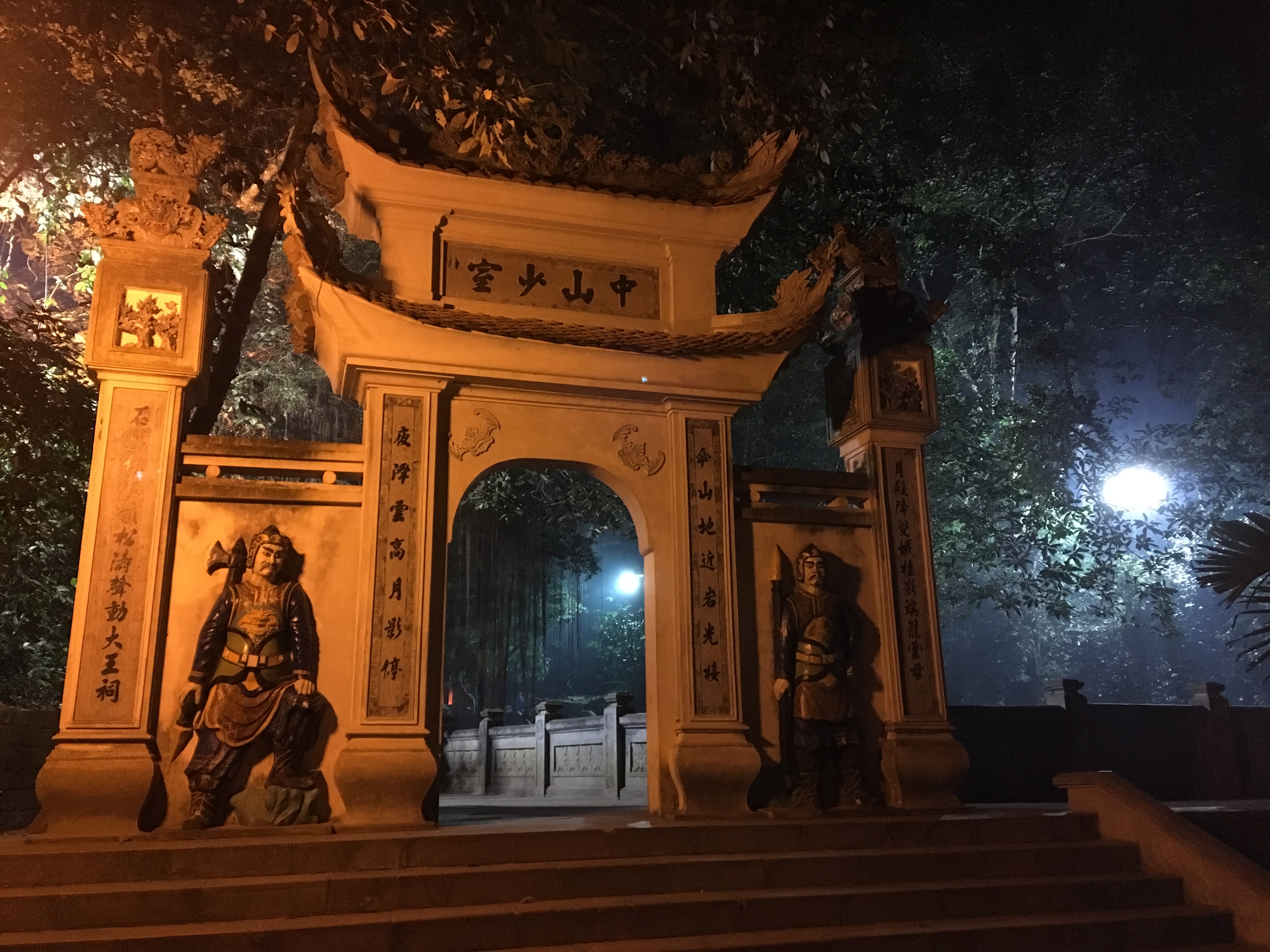 ບັນຍາກາດຕ້ອນຮັບບຸນເຕັດຢູ່ວິຫານຮູ່ງ,ໃນແຂວງຟູເທາະ