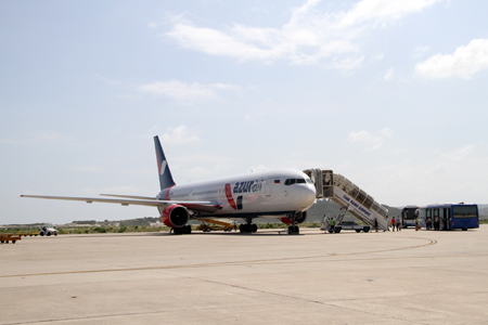 ຕ້ອນຮັບ182ຖ້ຽວບິນສາກົນລົງຈອດຢູ່ສະໜາມບິນກາມແຣງ,ແຄ໋ງຮ່ວາ