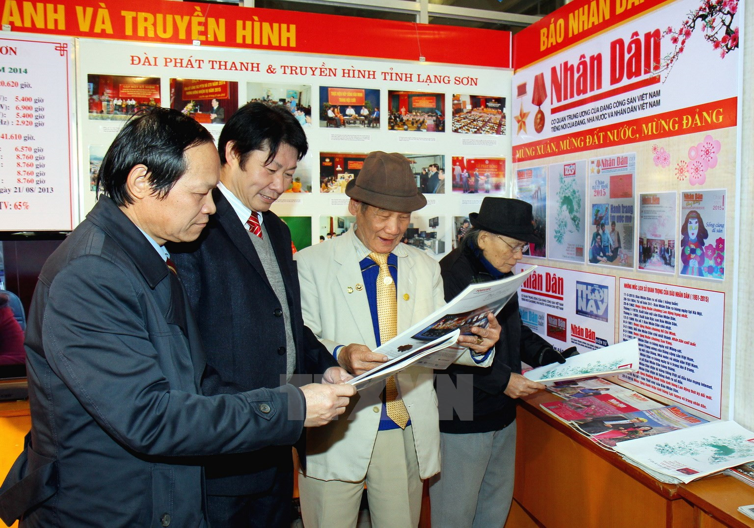 ມອບຫນັງສືພິມບຸນປີໃຫມ່ປະຈຳຊາດປີວອກ2016ໃຫ້ແກ່ພະນັກງານ,ນັກຮົບແລະປະຊາຊົນເມືອງເກາະເຈື່ອງຊາ