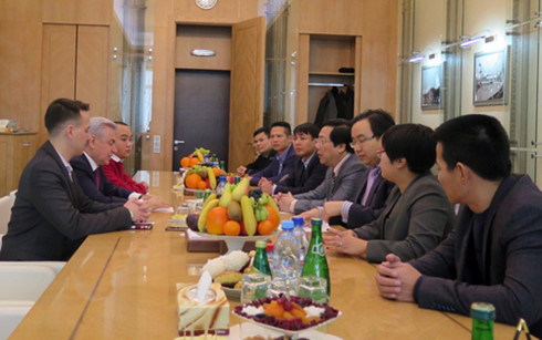 ເອກອັກຄະລັດຖະທູດຫວຽດນາມປະຈຳລັດເຊຍເຮັກວຽກກັບຄະນະການນຳສູນການຄ້າມົດສະກູ