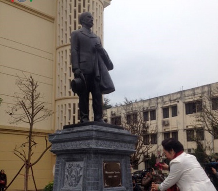 ມະຫາວິທະຍາໄລແພດສາດຮ່າໂນ້ຍຈັດພິທີຕັ້ງຮູບຫຼໍ່ທ່ານໝໍ Alexabdre Yersin