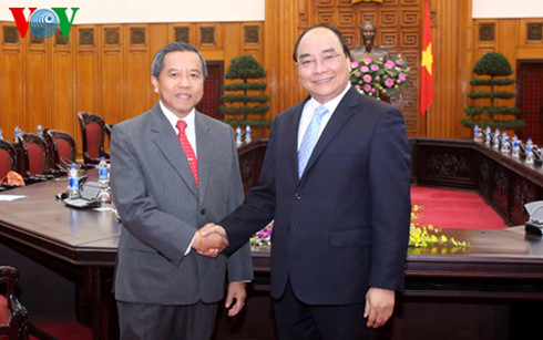 ທ່ານຫງວຽນຊວນຟຸກຮອງນາຍົກລັດຖະມົນຕີຕ້ອນຮັບລັດຖະມົນຕີກະຊວງວິທະຍາສາດແລະເຕັກໂນໂລຊີລາວ