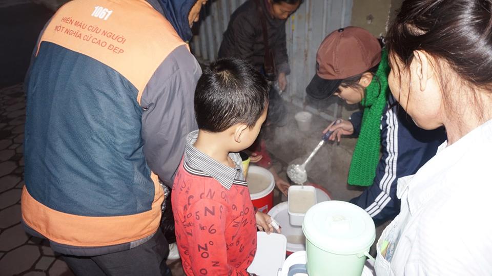 ສະໂມສອນອາສາສະໝັກ Ha Noi Young Inspirers ແຫ່ງເຊື່ອມຕໍ່ຄວາມຮັກແພງ