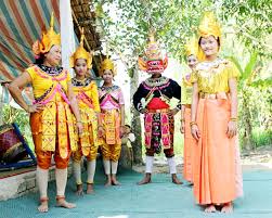 ໂຣບຳ, ສິລະປະເວທີທີ່ເປັນເອກະລັກສະເພາະຂອງຊາວເຜົ່າ ຂະແມ