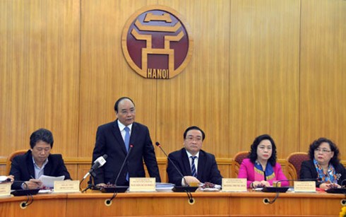 ທ່ານຫງວຽນຊວນຟຸກ,ຮອງນາຍົກລັດຖະມົນຕີລົງກວດກາສະພາບການຜັນຂະຫຍາຍວຽກງານເລືອກຕັ້ງຢູ່ຮ່າໂນ້ຍ