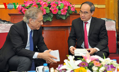 ປະທານແນວໂຮມປະເທດຊາດຫງວຽນທ້ຽນເຍີນຕ້ອນຮັບຫົວໜ້າສະຖາບັນຄົ້ນຄວ້າMalikສະວິດ