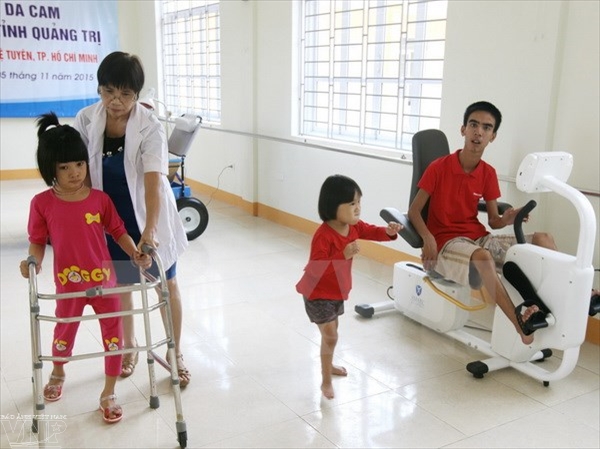 ຄະນະຜູ້ແທນທະຫານຜ່ານເສິກອາເມລິກາມາຊອກຮູ້ຜົນຮ້າຍຢ້ອນຫລັງຈາກສົງຄາມຢູ່ຫວຽດນາມ