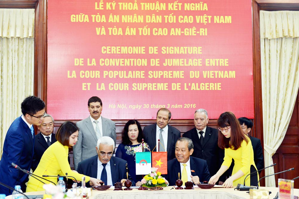 ປະທານສານປະຊາຊົນສູງສຸດເຈືອງຮ່ວາບີງຕ້ອນຮັບຄະນະຜູ້ແທນສານອານເຊຣີ