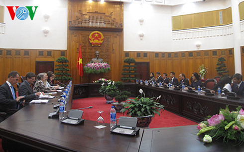 ທ່ານຮອງນາຍົກລັດຖະມົນຕີຫງວຽນຊວນຟຸກຕ້ອນຮັບລັດຖະມົນຕີກະຊວງພື້ນຖານໂຄງລ່າງແລະສິ່ງແວດລ້ອມໂຮນລັງ