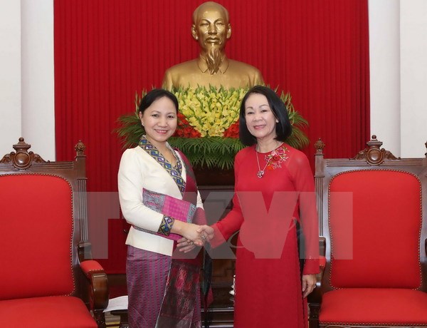 ຫົວໜ້າຄະນະຂົນຂວາຍປະຊາຊົນສູນກາງຕ້ອນຮັບຄະນະຜູ້ແທນສະຫະພັນແມ່ຍິງລາວ