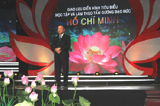 ເຊີດຊູບັນດາແບບຢ່າງທີ່ໄດ້ຮ່ຳຮຽນ ແລະ ເຮັດຕາມແບບຢ່າງຄຸນສົມບັດຂອງປະທານໂຮ່ຈິມິນ