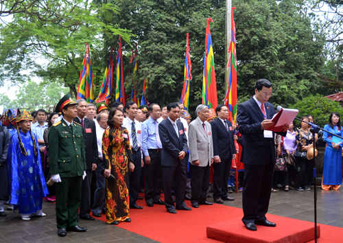 ຖະຫວາຍທູບທຽນອາໄລຫາບັນດາເຈົ້າຊີວິດຮຸ່ງ