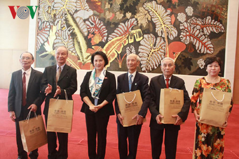 ປະທານສະພາແຫ່ງຊາດຫງວຽນທິກີມເງິນຕ້ອນຮັບຄະນະພະນັກງານບຳນານງານແຂວງທ໋າຍບີງ