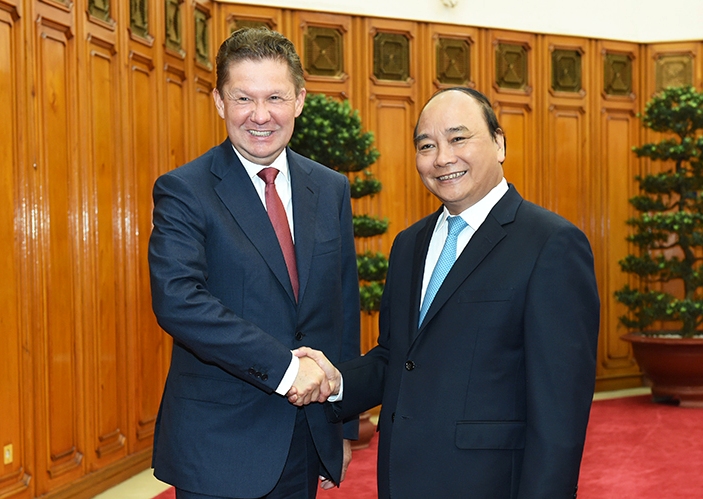 ທ່ານນາຍົກລັດຖະມົນຕີຫງວຽນຊວນຟຸກໃຫ້ການຕ້ອງຮັບທ່ານAleksey Millerປະທານກຸ່ມບໍລິສັດGazprom,ສະຫະພັນລັດເຊຍ