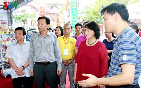 ທ່ານນາງປະທານສະພາແຫ່ງຊາດຫງວຽນທິກີມເງິນຢ້ຽມຢາມງານຕະຫລາດນັດ OCOPກວາງນີງ