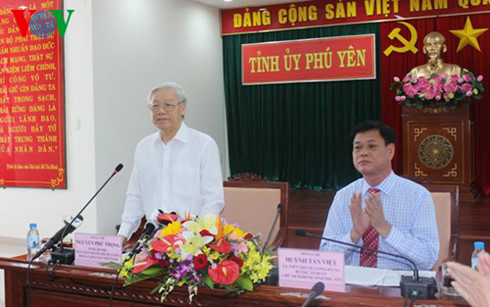 ທ່ານເລຂາທິການໃຫຍ່ຫງວຽນຟຸຈ້ອງເຮັດວຽກກັບພະນັກງານຫຼັກແຫຼ່ງແຂວງຟຸອຽນ