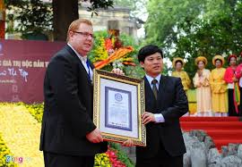 “ເລື່ອງກະວີຮວາລື”ໄດ້ຮັບຫນັງສືຢັ້ງຢືນສະຖິຕິປື້ມສະບັບຫນຶ່ງດຽວໃນໂລກ