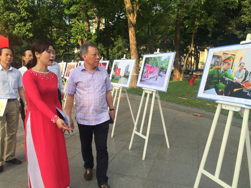 ຮ່າໂນ້ຍຈັດຕັ້ງງານວາງສະແດງຮູບພາບ“ວັນບຸນຂອງທົ່ວປວງຊົນ”