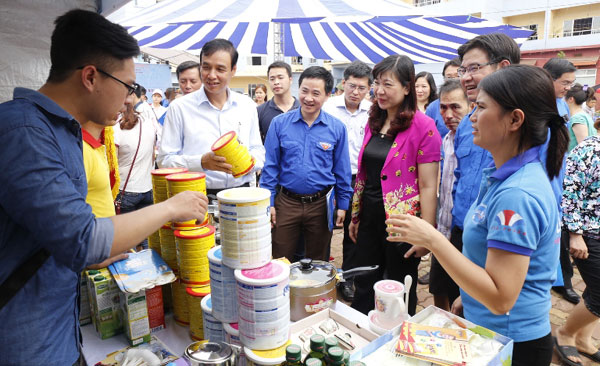 ວັນບຸນ“ຮ່ວມເດີນທາງພ້ອມກັບຊາວໜຸ່ມກຳມະກອນ”ປີ2016