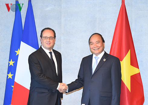 ນາຍົກລັດຖະມົນຕີຫວຽດນາມພົບປະສອງຝ່າຍກັບບັນດາປະມຸກລັດຢູ່ນອກກອງປະຊຸມສຸດຍອດຈີ7