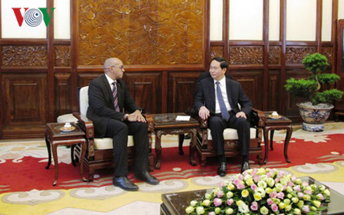 ປະທານປະເທດເຈີ່ນດ້າຍກວາງຕ້ອນຮັບເອກອັກຄະລັດຖະທູດກູບາແລະອີຢູປະຈຳຫວຽດນາມ