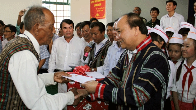 ທ່ານນາຍົກຫງວຽນຊວນຟຸກຢ້ຽມຢາມແລະເຮັດວຽກຢູ່ແຂວງເລີມດົງ