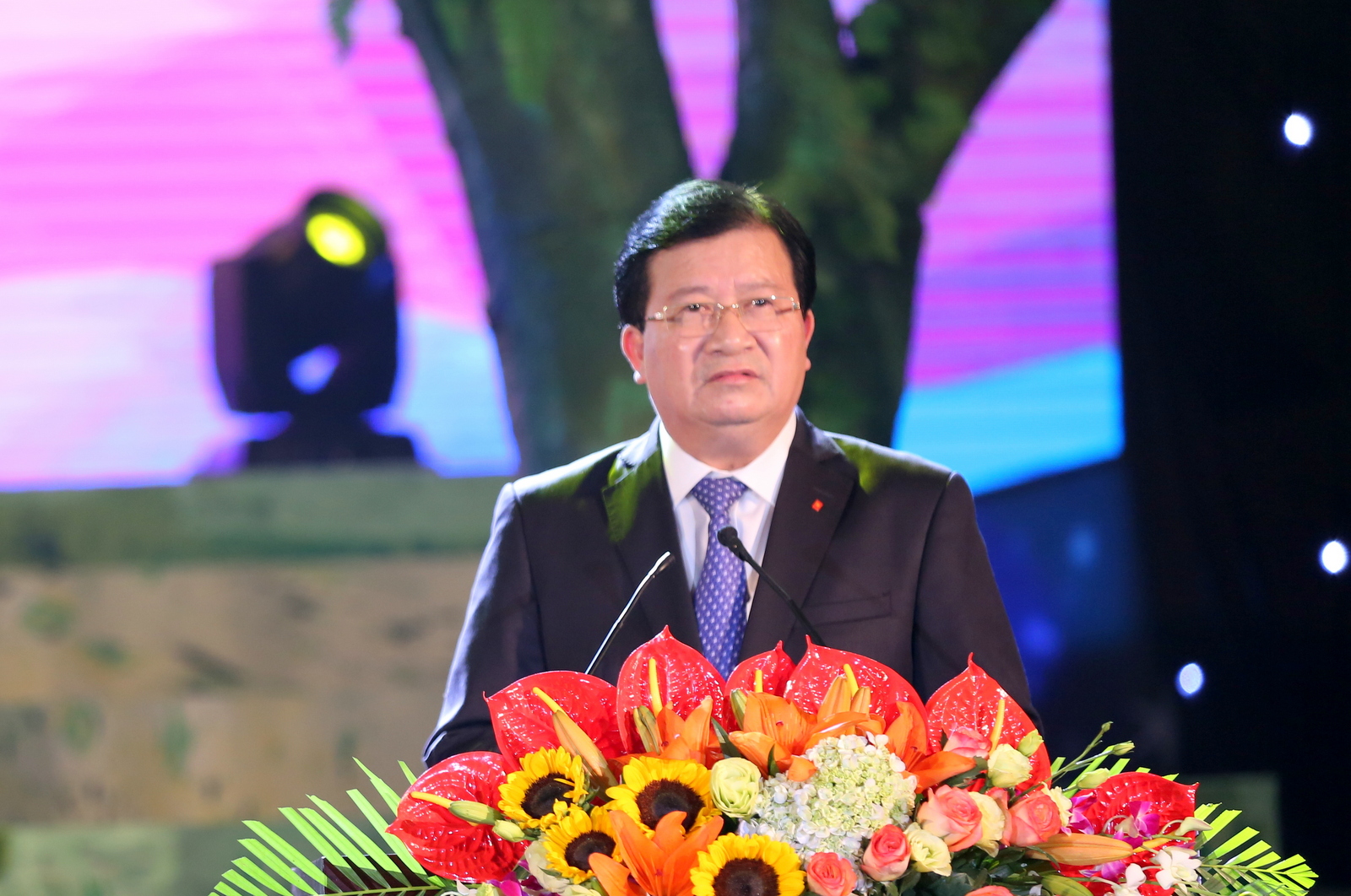 ທ່ານຮອງນາຍົກລັດຖະມົນຕີຈີ້ງດີງຢູງເຂົ້າຮ່ວມພິທີປຸກລະດົມ “ເດືອນເຄື່ອນໄຫວເພື່ອສິ່ງແວດລ້ອມ”ຢູ່ລາວກາຍ.