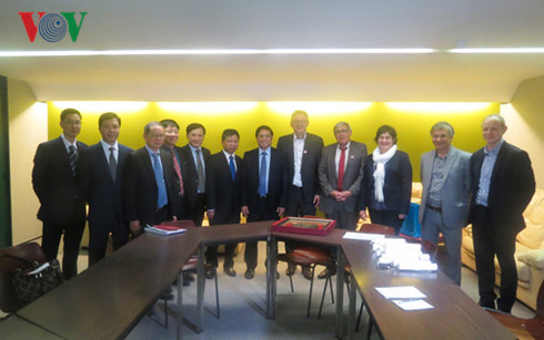 ຄະນະຜູ້ແທນພັກກອມມູນິດຫວຽດນາມສືບຕໍ່ຢ້ຽມຢາມແລະເຮັດວຽກກັບບາງຄູ່ຮ່ວມມືຝຣັ່ງ