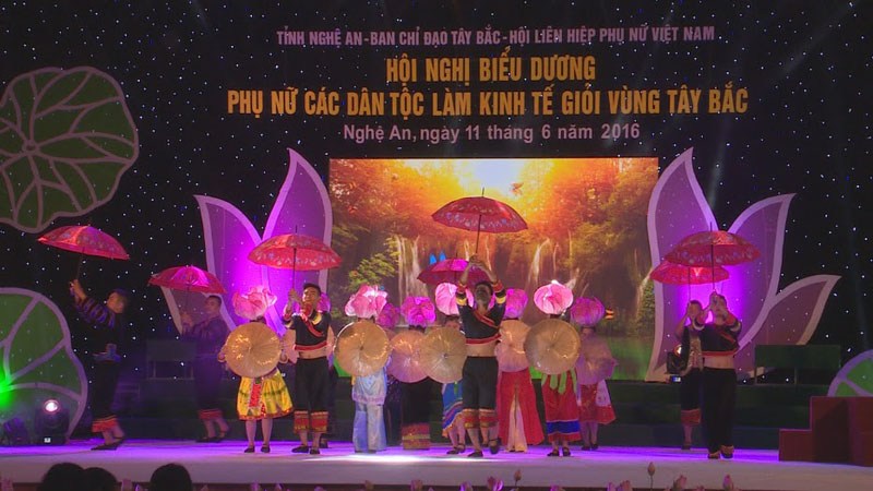 ກອງປະຊຸມຍ້ອງຍໍຊົມເຊີຍແມ່ຍິງບັນດາເຜົ່າສ້າງເສດຖະກິດເກັ່ງ ເຂດຕາເວັນຕົກສ່ຽງເໜືອ