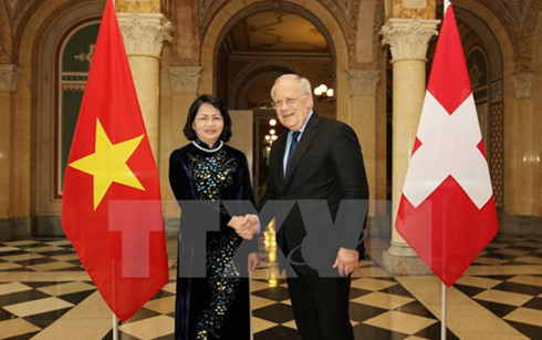 ທ່ານນາງຮອງປະທານປະເທດດັ້ງທິຫງອກທິ້ງຢ້ຽມຢາມແລະເຮັດວຽກຢູ່ສະວິດ