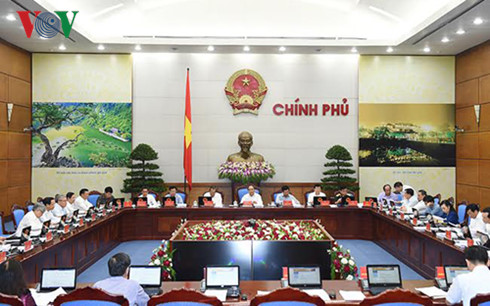 ນາຍົກລັດຖະມົນຕີຫງວຽນຊວນຟຸກຊີ້ນຳການປະຕິບັດສຳ​ເລັດຄາດໝາຍເສດຖະກິດສັງຄົມ