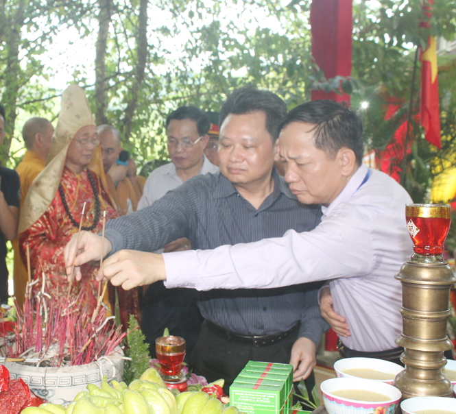 ແຂວງກວາງບີ່ງຈັດພິທີສວດມົນພາວະນາເຖິງດວງວິນຍານບັນດານັກວິລະຊົນເສຍສະຫຼະຊີວິດເພື່ອຊາດ