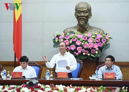 ນາຍົກລັດຖະມົນຕີຫງວຽນຊວນຟຸກເຮັດວຽກກັບການນຳຫຼັກແຫຼ່ງສະຫະພັນໃຫຍ່ແຮງງານຫວຽດນາມ