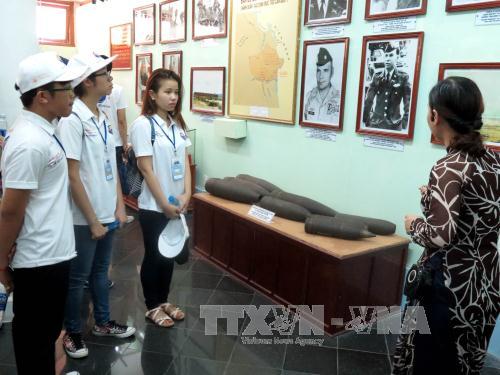 ຄະນະ​ຜູ້​ແທນ​ຊາວ​ໜຸ່ມ​ຫວຽດນາມ​ອາ​ໄສ​ຢູ່​ຕ່າງປະ​ເທດ​ຢ​້ຽມຢາມ​ເຂດຮ່ອງຮອຍ​ສົງຄາມ​ເຊີນ​ໝີ,ກວາງ​ຫງາຍ