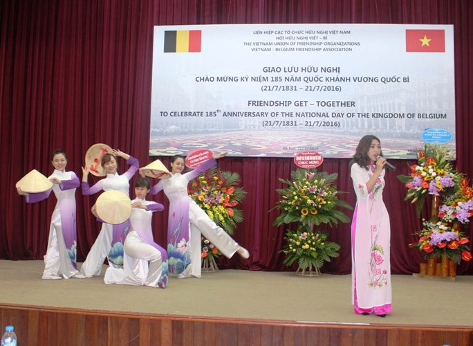 ງານພົບປະແລກປ່ຽນມິດຕະພາບສະເຫຼີມສະຫຼອງວັນສະຖາປະນາ  ລາຊະອານາຈັກແບນຊິກຄົບຮອບ185ປີ