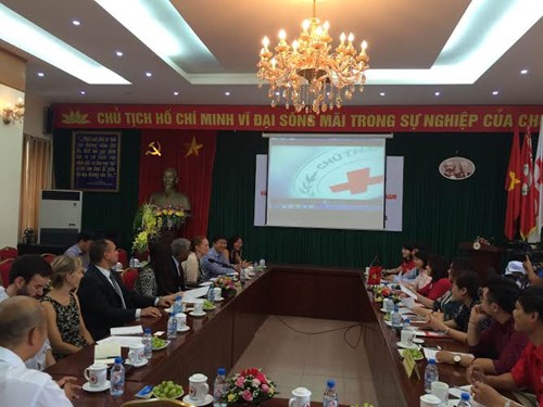 ສະພາກາແດງອາເມລິກາອຸປະຖຳໃຫ້ບັນດາໂຄງການມະນຸດສະທຳຢູ່ຫວຽດນາມກ່ວາ20ລ້ານUSD
