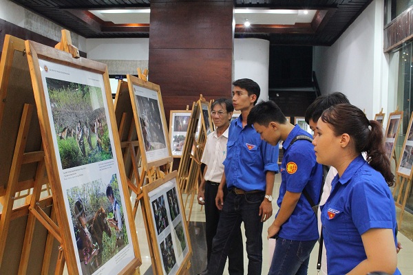 ໄຂງານວາງສະແດງຮູບຖ່າຍແລະຮູບເງົາສາລະຄະດີ-ເອກະສານໃນປະຊາຄົມອາຊຽນຢູ່ເຫ້ວ