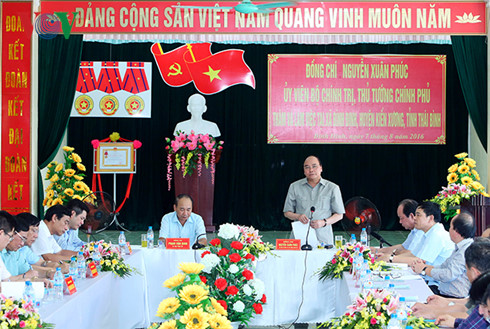 ທ່ານນາຍົກລັດຖະມົນຕີຫງວຽນຊວນຟຸກລົງຢ້ຽມຢາມແລະເຮັດວຽກຢູ່ແຂວງທ໋າຍບີງ