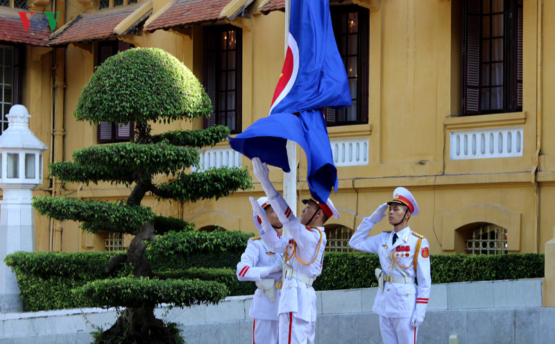 ພິທີຊັກທຸງອາຊຽນຢູ່ຮ່າໂນ້ຍເນື່ອງໃນໂອກາດສະເຫຼີມສະຫຼອງ49ປີແຫ່ງວັນສ້າງຕັ້ງອາຊຽນ