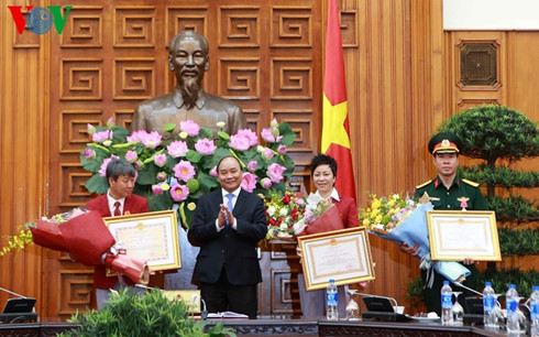 ນາຍົກລັດຖະມົນຕີມອບຫຼຽນໄຊແຮງງານຊັ້ນ1ໃຫ້ນັກກິລາຍິງປືນຮ່ວາງຊວນວີງ