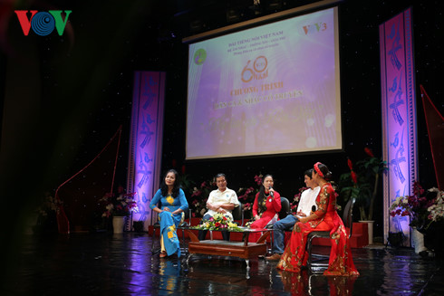 ສະເຫຼີມສະຫຼອງ60ປີແຫ່ງວັນອອກອາກາດບັນດາລາຍການເພງແລະດົນຕີພື້ນເມືອງ